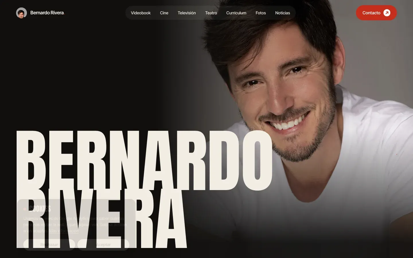 Página de inicio de bernardorivera.es con retrato del actor y su nombre en tipografía grande