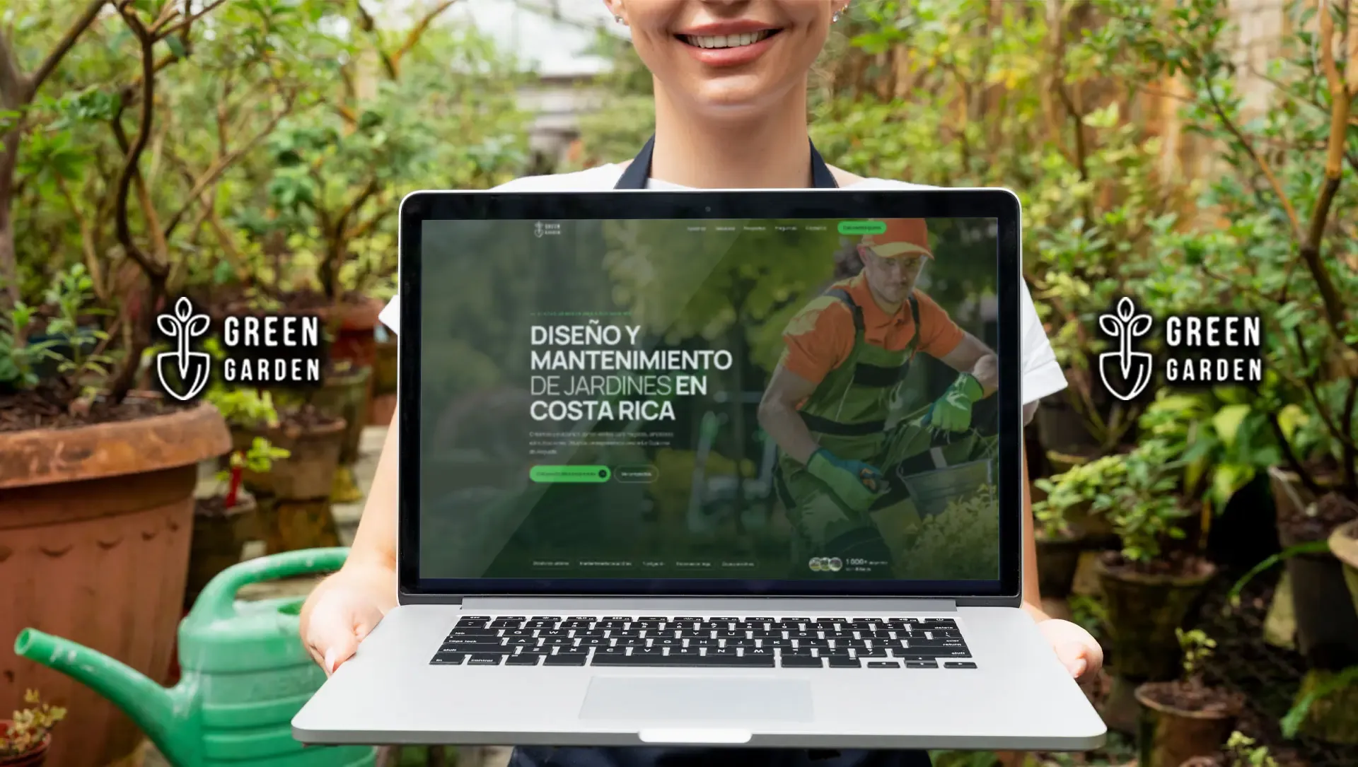 Persona en un vivero sosteniendo una laptop con el sitio web de Green Garden