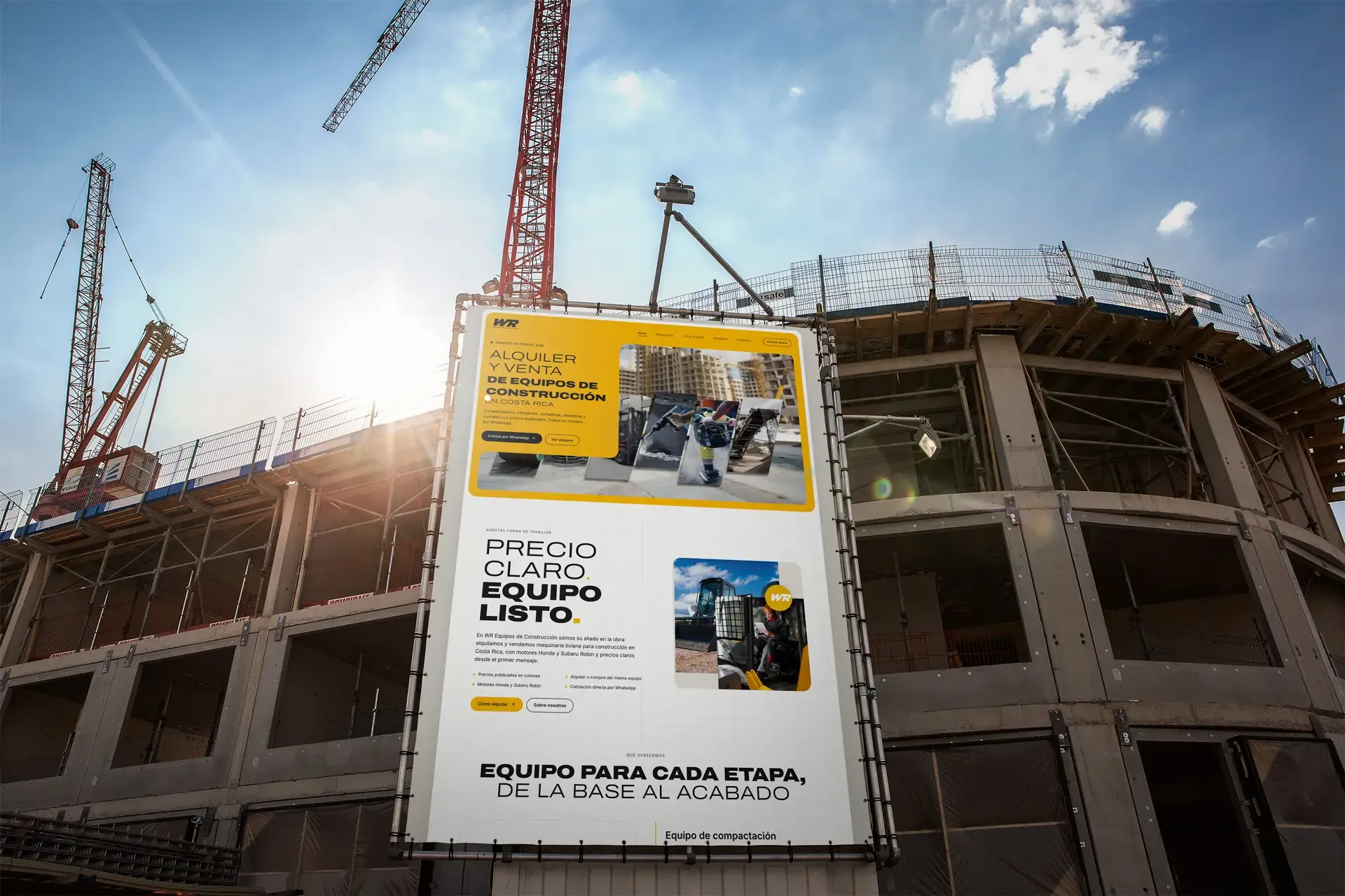 Sitio web de WR Equipos en una valla publicitaria frente a un edificio en construcción